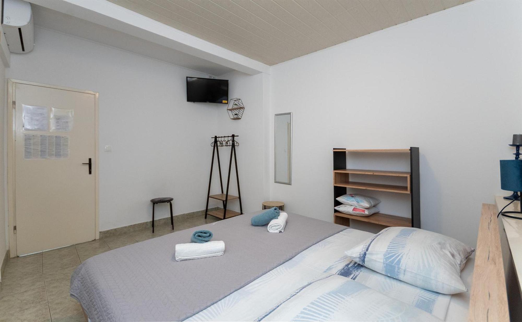 Apartments Ivan - With Parking Omiš Esterno foto